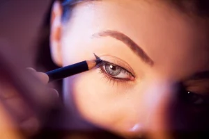 Phun mí eyeliner là gì - lợi ích rủi ro cách chăm sóc