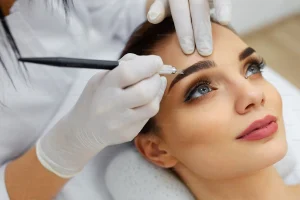 Kỹ thuật viên thực hiện phun mày ombre brow và nano brow