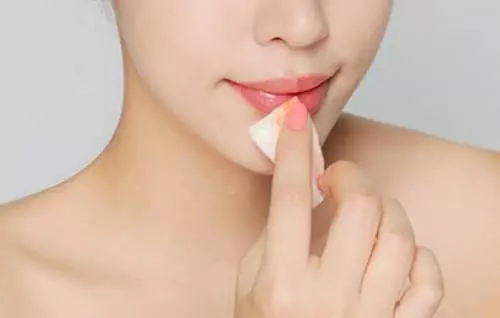 Kỹ thuật phun môi ombre có nguồn gốc từ Hàn Quốc và nhanh chóng trở thành xu hướng làm đẹp đáng chú ý toàn cầu