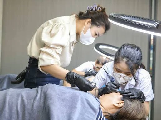 Kỹ thuật microblading tạo ra những sợi lông mày tự nhiên
