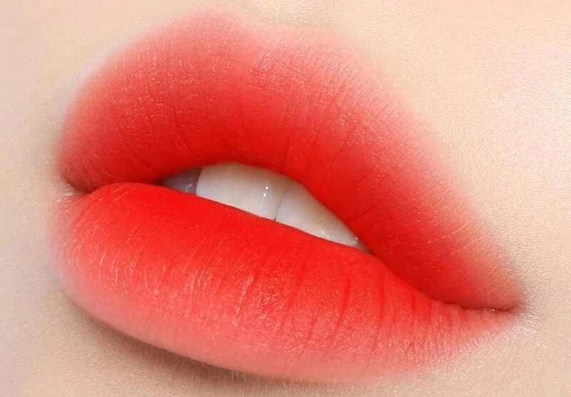 5 bí quyết phun môi lên màu đẹp từ chuyên gia