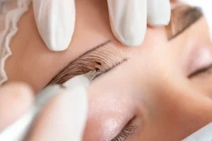 Phun xăm lông mày là phương pháp sử dụng bút phun xăm có gắn đầu kim siêu nhỏ để đưa mực vào lớp thượng bì của da