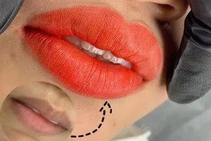 5 bí quyết phun môi lên màu đẹp từ chuyên gia